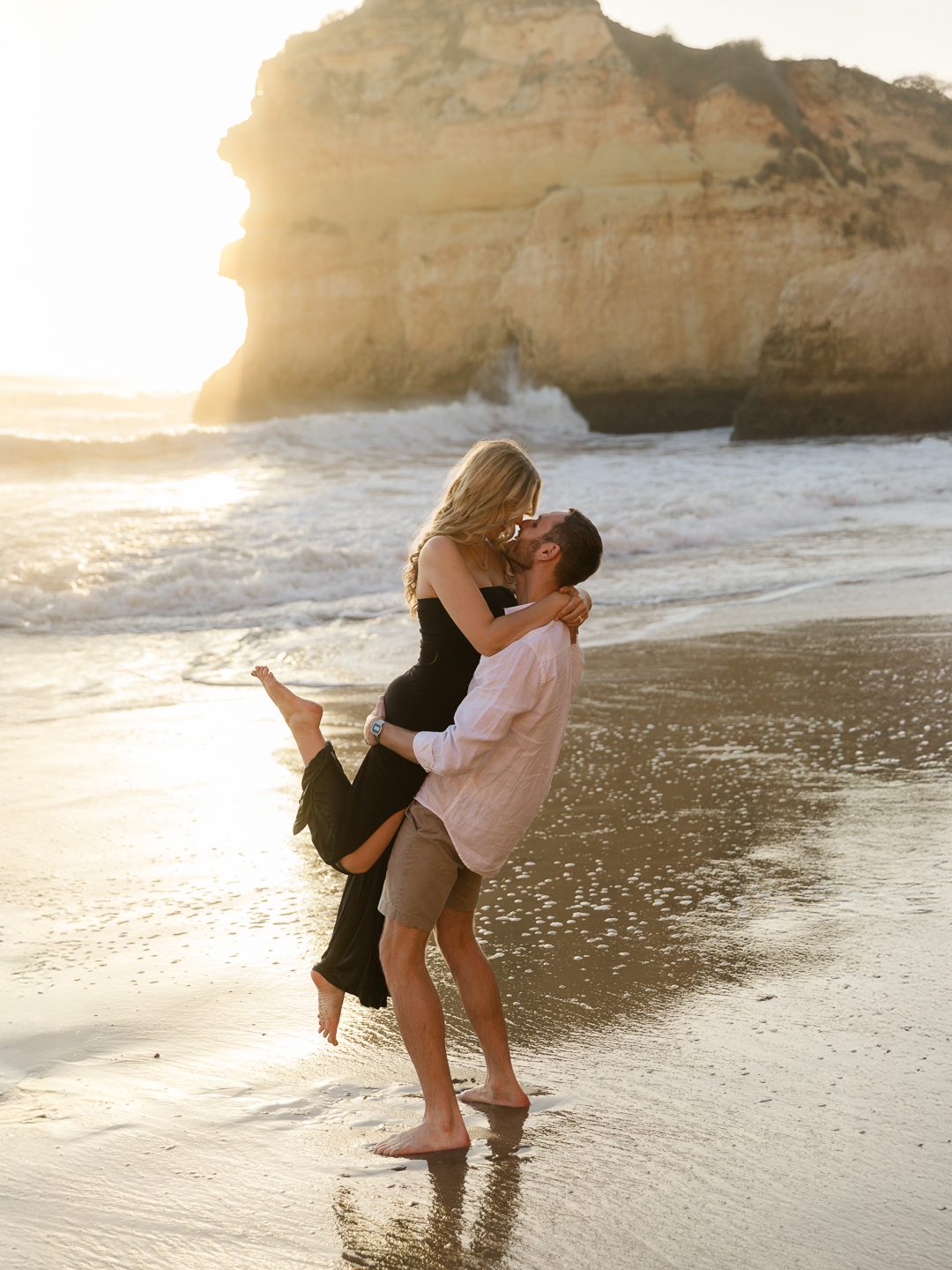 Romantic engagement photos on an Algarve beach with natural light and ocean views 
