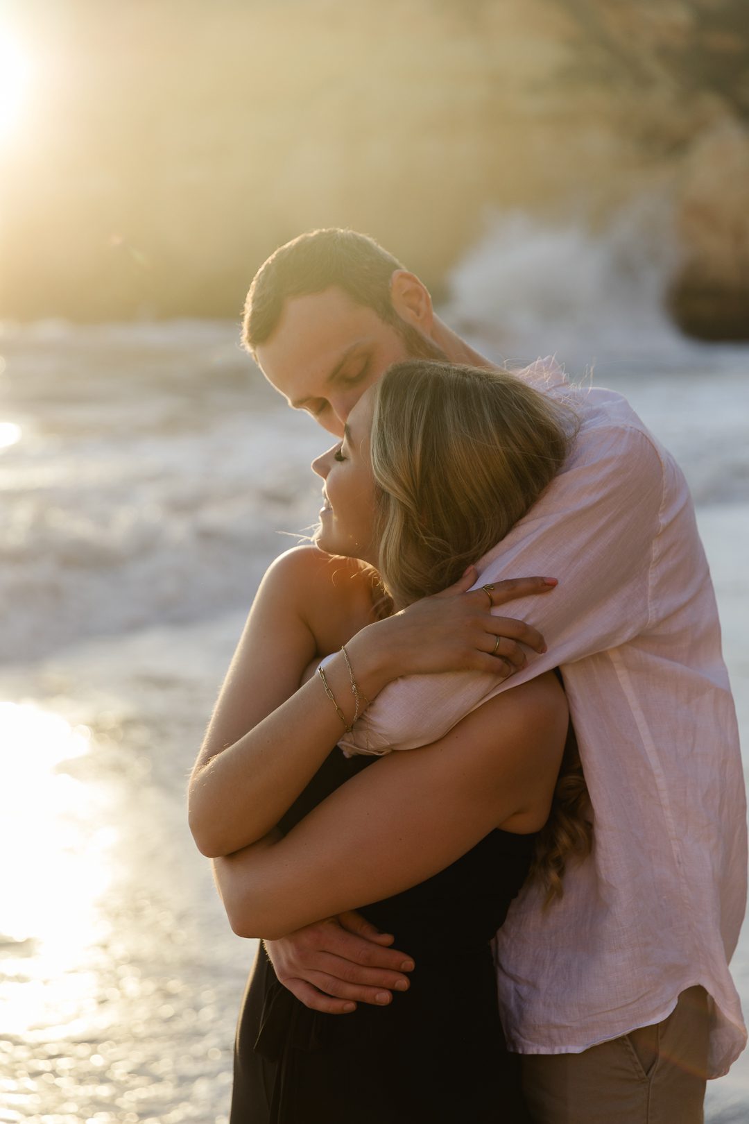 Quiet and intimate engagement photos by the sea in the Algarve