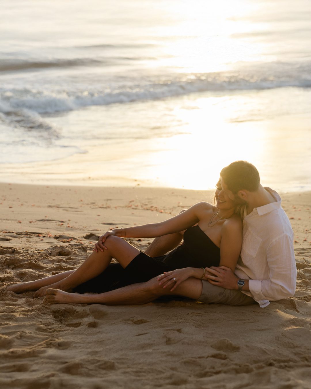 Quiet and intimate engagement photos by the sea in the Algarve