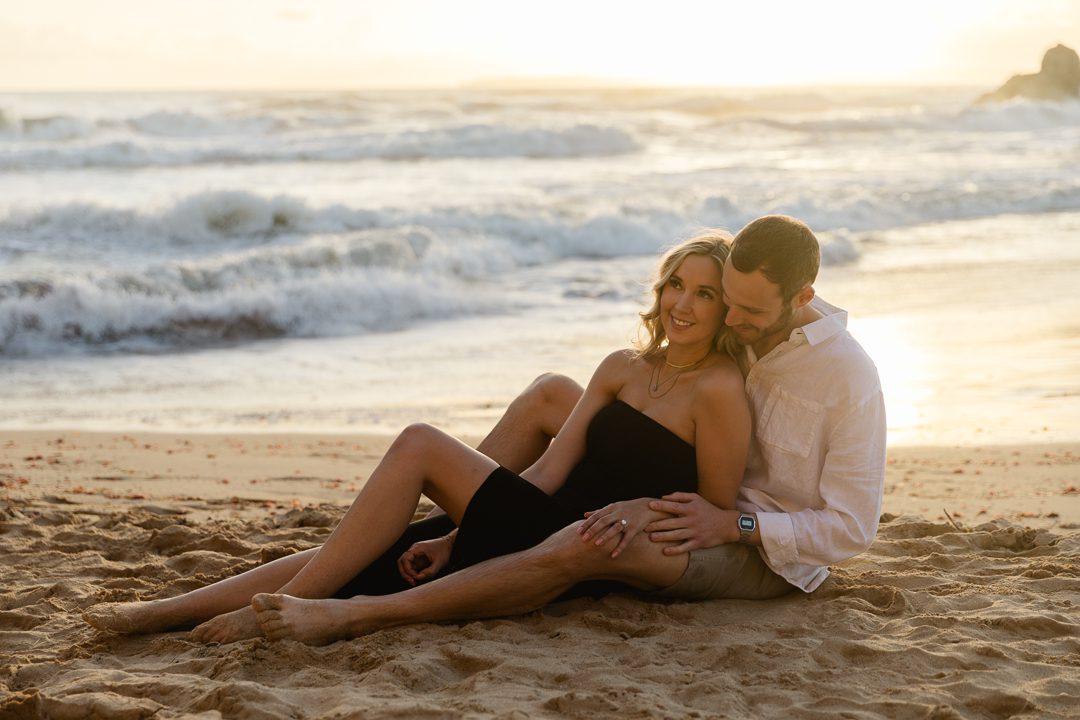 Quiet and intimate engagement photos by the sea in the Algarve