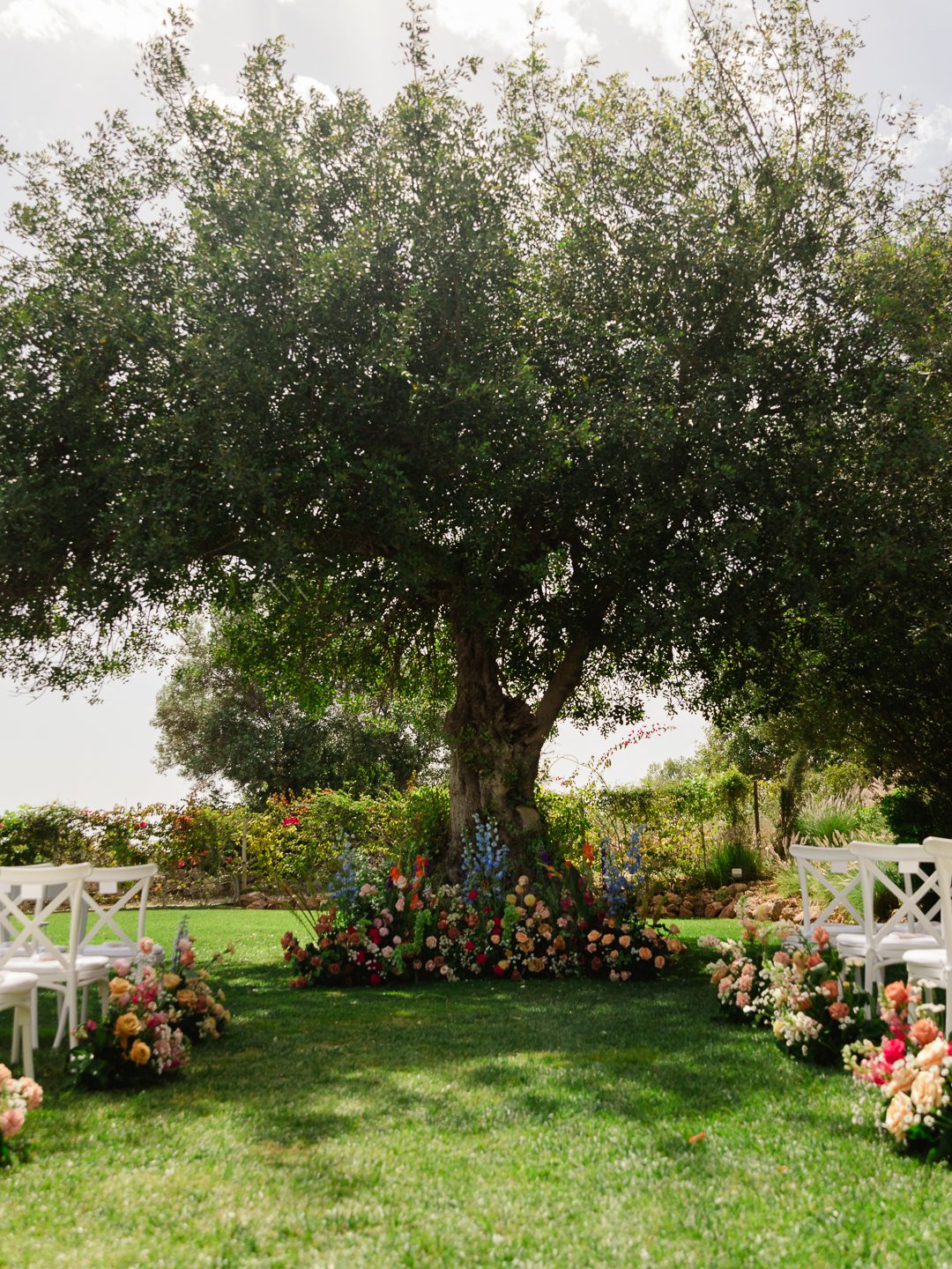 destination wedding Portugal, Algarve wedding photogrpaher, Bold wedding florals, editorial wedding photography, European destination wedding, monte do serrinho