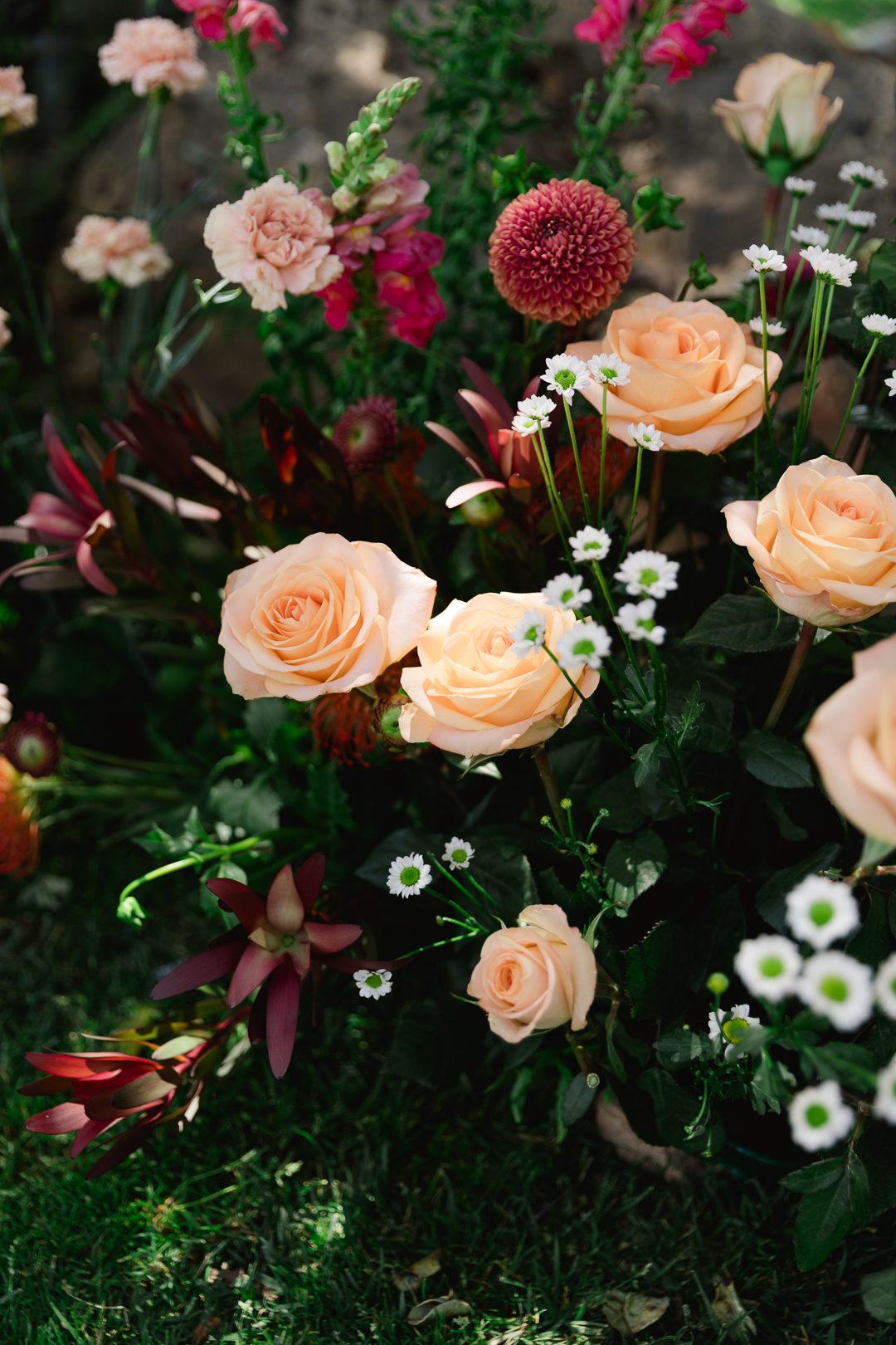 destination wedding Portugal, Algarve wedding photogrpaher, Bold wedding florals, editorial wedding photography, European destination wedding, monte do serrinho