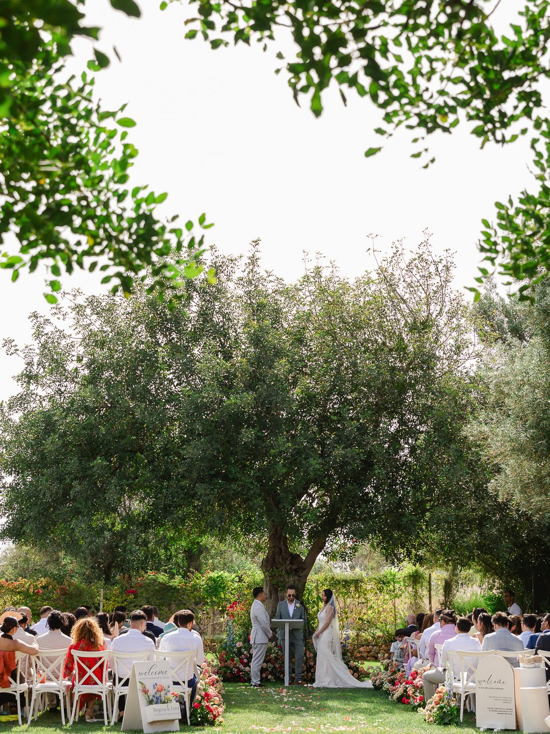 destination wedding Portugal, Algarve wedding photogrpaher, Bold wedding florals, editorial wedding photography, European destination wedding, monte do serrinho