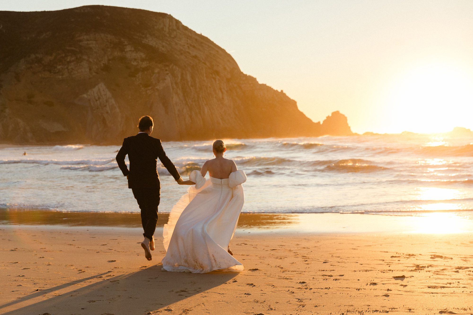 Romantic couple portraits on the dramatic west coast of Portugal
